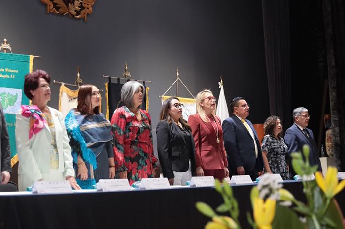 La rectora Yarabí Ávila recibe galardón para la UMSNH durante la conmemoración del Día del Abogado