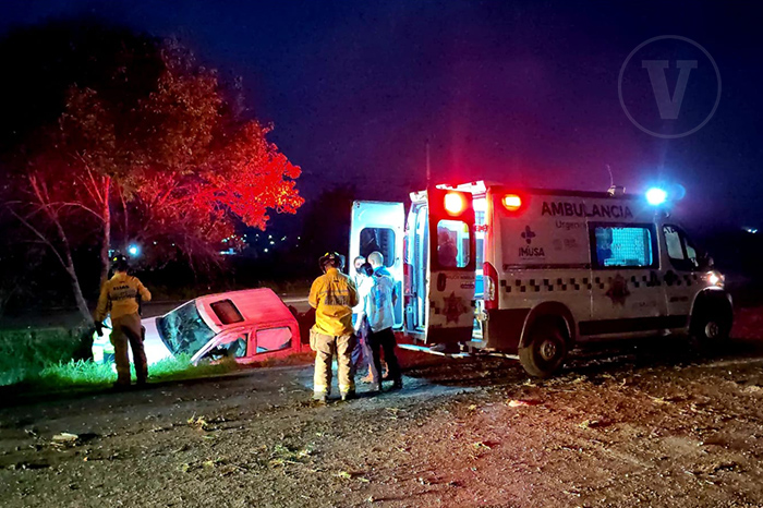 Elementos de rescate y vialidad trabajando tras la volcadura de una camioneta en la carretera Morelia-Pátzcuaro.
