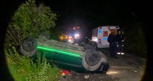 Vehículo Volkswagen Pointer volcado tras accidente en la carretera libre Zitácuaro-Toluca que dejó un muerto y dos lesionados.