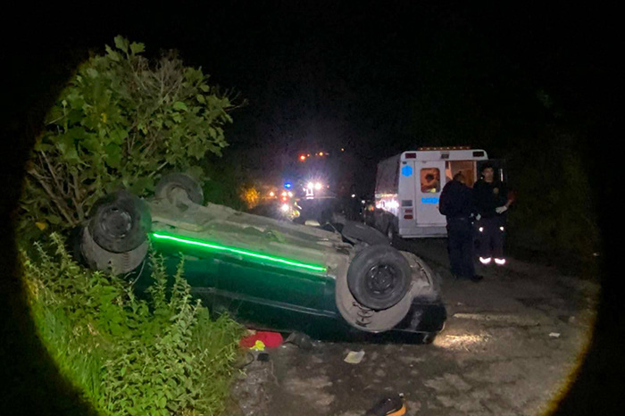 Vehículo Volkswagen Pointer volcado tras accidente en la carretera libre Zitácuaro-Toluca que dejó un muerto y dos lesionados.
