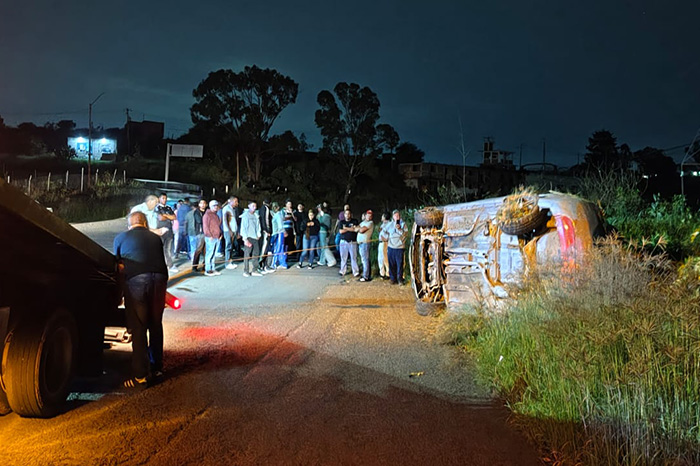 Vehículo volcado sobre la carretera Morelia-Charo, a la altura de Atapaneo, donde dos personas resultaron lesionadas.