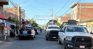 Elementos de seguridad resguardando una zona urbana tras un reporte de homicidio.