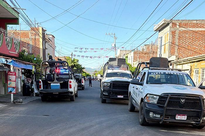 Elementos de seguridad resguardando una zona urbana tras un reporte de homicidio.