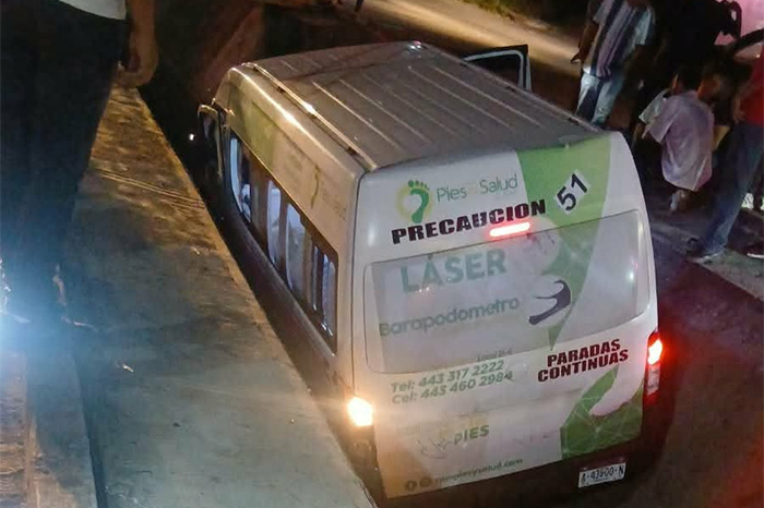 Combi de transporte público accidentada y unidades de emergencia en Michoacán.