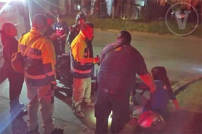 Zona del accidente vial donde dos motociclistas resultaron lesionados en Uruapan, Michoacán.