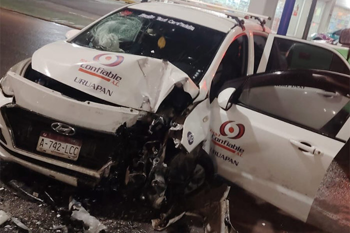 Taxi siniestrado tras chocar contra la base de un puente en Uruapan.