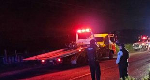 Presencia policial y vial en carretera de Purépero tras accidente de motocicleta.
