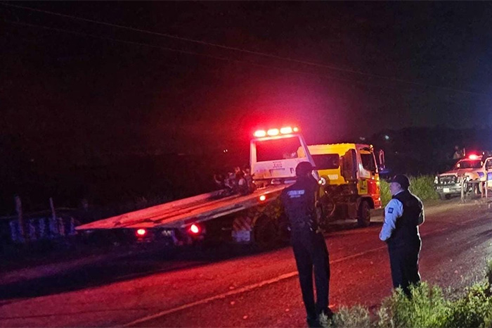Presencia policial y vial en carretera de Purépero tras accidente de motocicleta.
