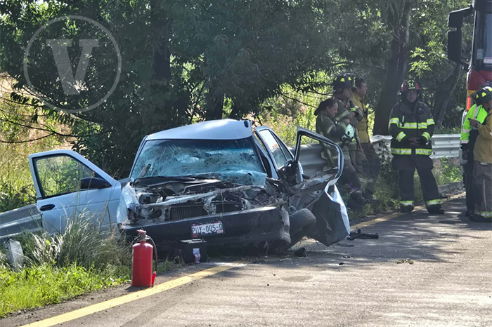 Automóvil siniestrado y elementos de seguridad en la zona del choque sobre la carretera Morelia-Pátzcuaro.