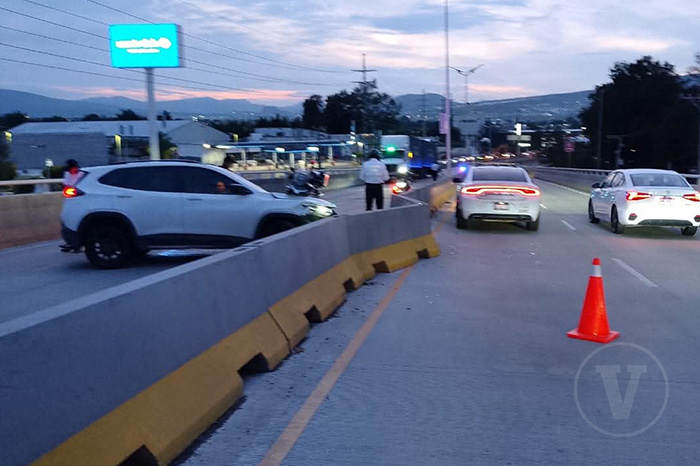 Unidades de emergencia y vialidad en el Paso Superior Vehicular Independencia tras el choque entre un camión y una camioneta en Morelia.