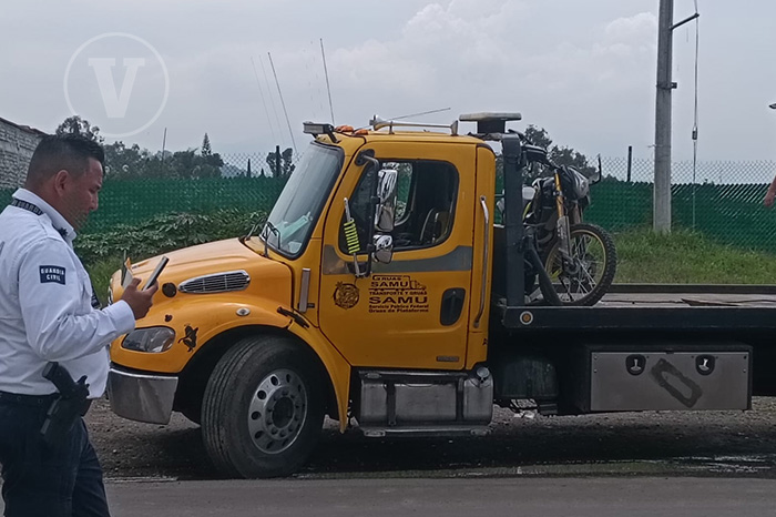 Grúa llevándose una motocicleta tras un accidente.