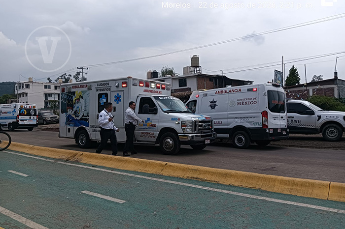 Unidades de emergencia y vialidad atendiendo un percance en una vialidad de Morelia.