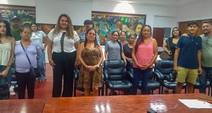 Reunión informativa con residentes y funcionarios municipales en oficinas de gobierno local.