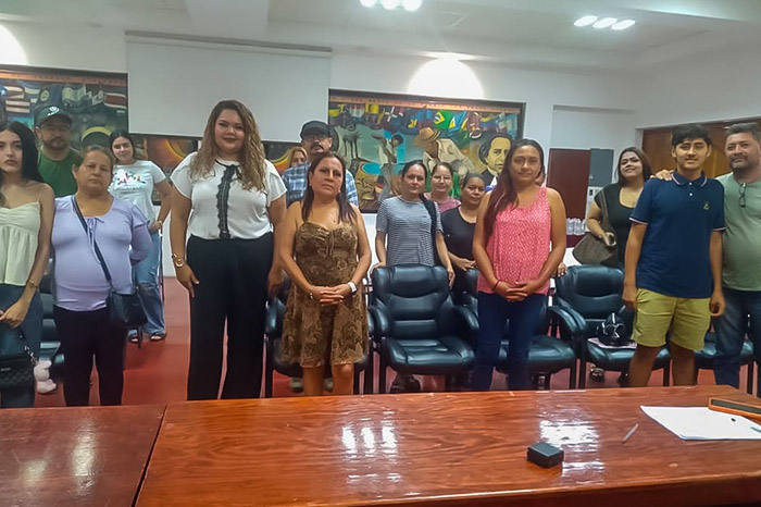 Reunión informativa con residentes y funcionarios municipales en oficinas de gobierno local.