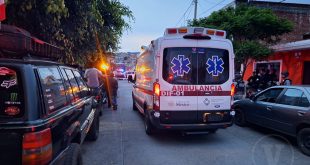 Patrullas y elementos de seguridad resguardando una calle urbana tras un hecho violento.