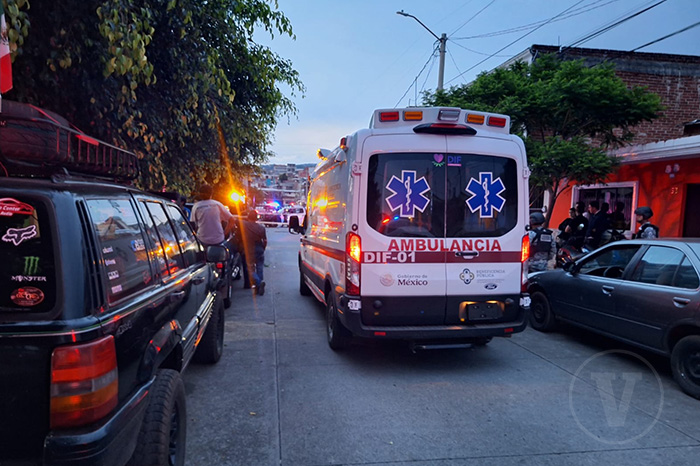 Patrullas y elementos de seguridad resguardando una calle urbana tras un hecho violento.