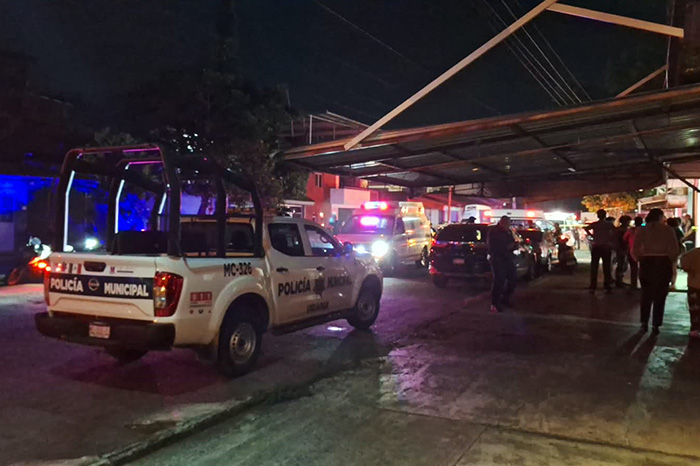 Elementos de seguridad acordonando la zona tras el ataque armado registrado en una cenaduría de Uruapan, Michoacán.