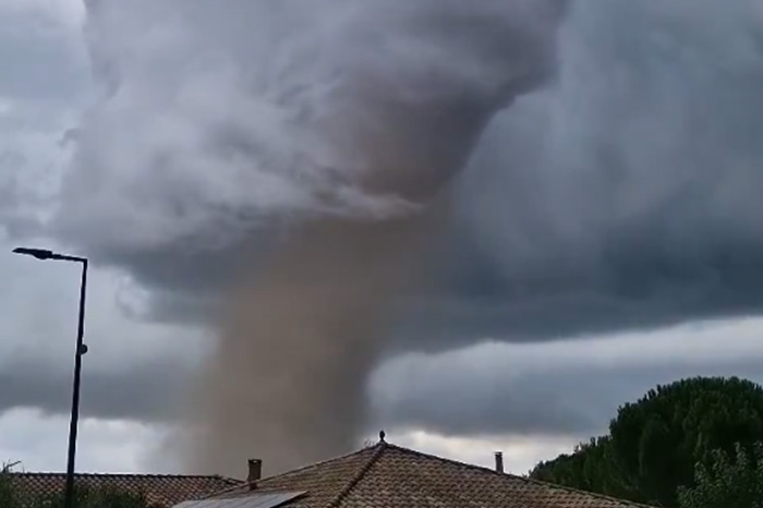 Equipos de emergencia y daños estructurales en edificaciones tras el paso de un tornado en Francia.