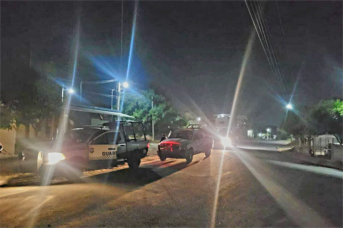 Elementos de seguridad y peritos en la escena de un crimen en Apatzingán.