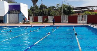 Instalaciones acuáticas donde niños y jóvenes practican la disciplina de natación.