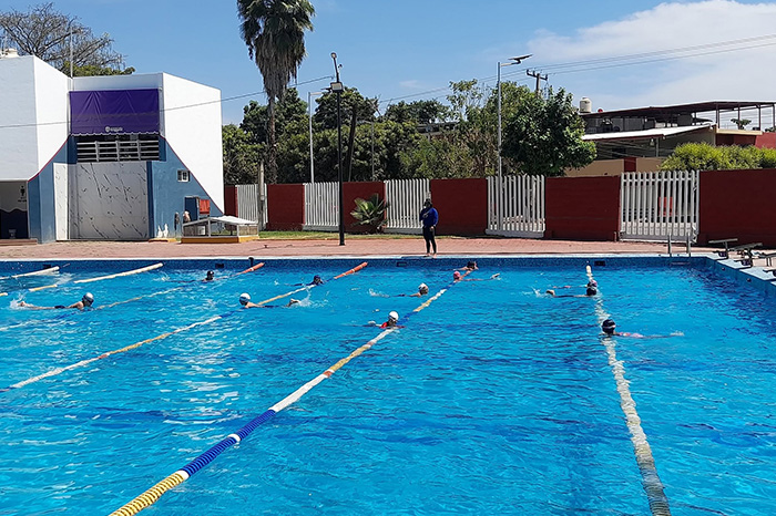 Instalaciones acuáticas donde niños y jóvenes practican la disciplina de natación.