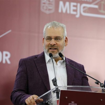El gobernador Alfredo Ramírez Bedolla durante una conferencia de prensa en Michoacán.