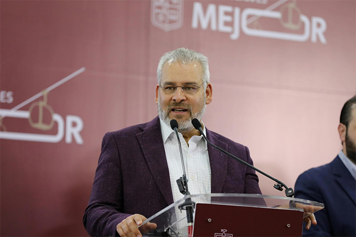 El gobernador Alfredo Ramírez Bedolla durante una conferencia de prensa en Michoacán.