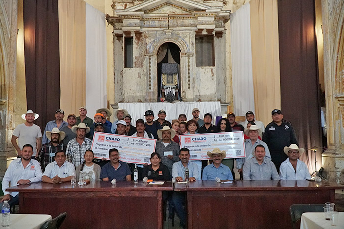 Entrega de apoyos económicos a productores mezcaleros en el municipio de Charo.