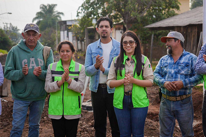 La presidenta municipal Yohana Mendoza dando el banderazo de inicio de obra en Ario.