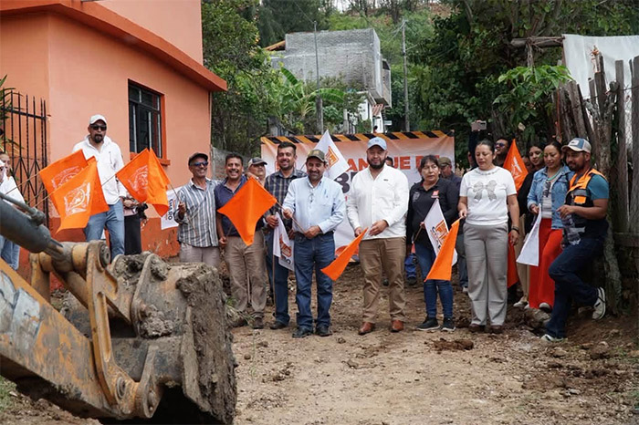El presidente municipal Gabriel Molinero dando el banderazo de inicio de obra en Charo.