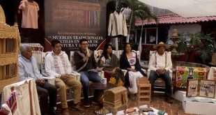 Muebles de madera tallada y textiles tradicionales elaborados por artesanos en Cuanajo.