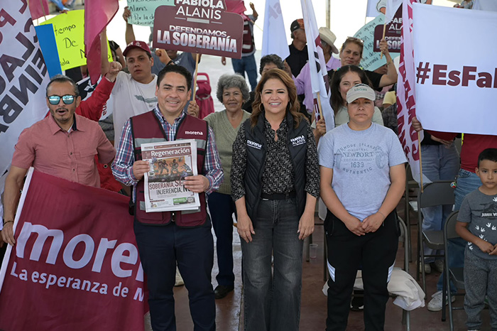 Fabiola Alanís ofreciendo un discurso ante militantes reunidos en una plaza pública.