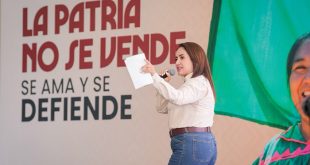 Gladyz Butanda dirigiéndose a simpatizantes durante un evento masivo en un espacio público.
