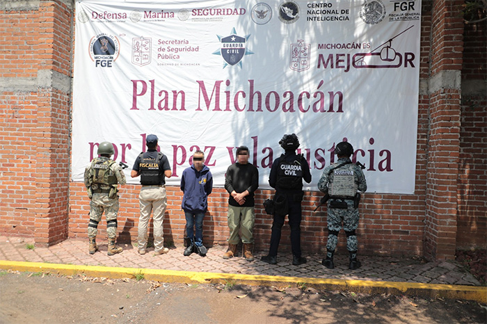 Armas de fuego y equipo táctico asegurados por la FGE durante operativos en Zinapécuaro.