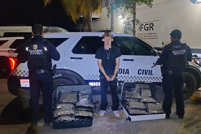 Unidades policiales y elementos de seguridad realizando inspecciones en una vía carretera.