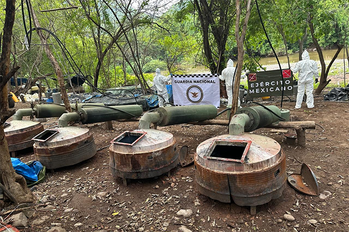 Operativo de seguridad y aseguramiento de equipo táctico y drogas en Michoacán.