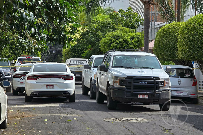 Unidades de seguridad y acordonamiento perimetral en calles de la colonia Nueva Chapultepec, Morelia.