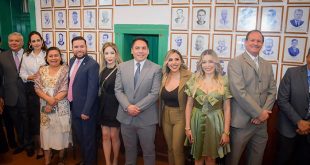 Autoridades municipales y estatales reunidas en el Teatro Juárez durante la conmemoración histórica.