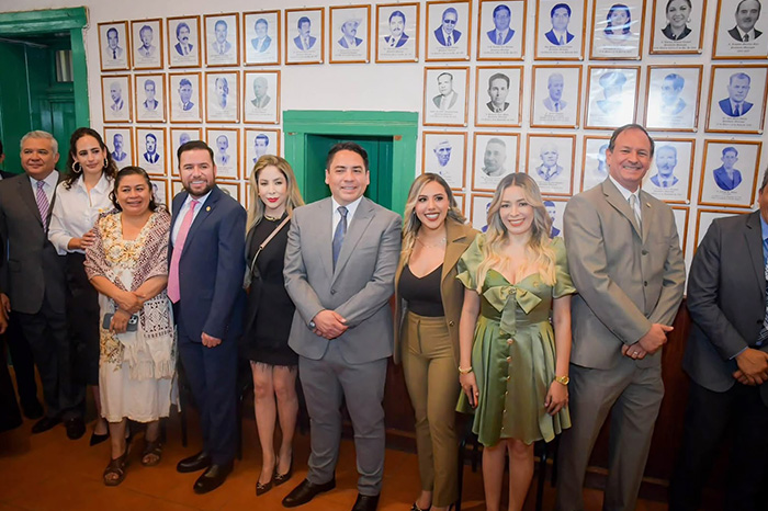 Autoridades municipales y estatales reunidas en el Teatro Juárez durante la conmemoración histórica.