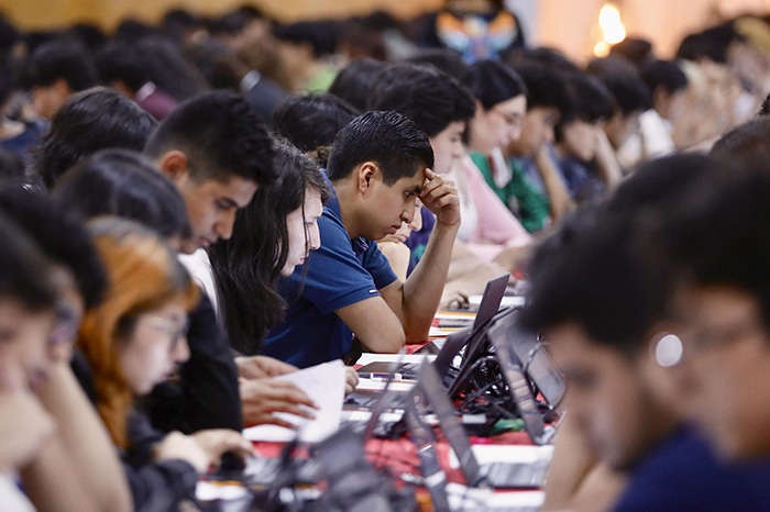 Estudiantes universitarios frente a equipos de cómputo durante una prueba de admisión en León.