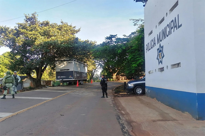 Patrullas y elementos de seguridad resguardando la zona tras el ataque a balazos en Ario de Rosales.
