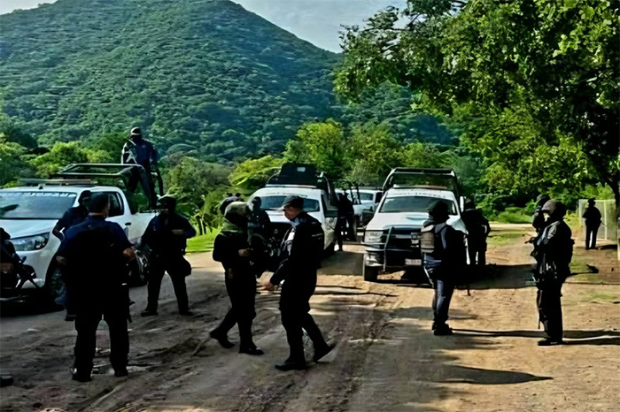 Despliegue de elementos de seguridad y fuerzas armadas en la zona serrana de Michoacán.