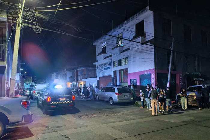 Unidades de emergencia y patrullas resguardando un establecimiento deportivo.