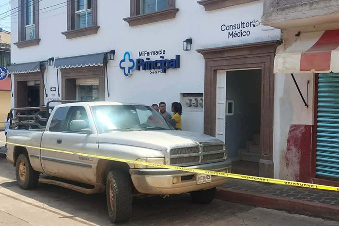 Unidades de rescate y elementos policiales atendiendo un reporte de emergencia en Michoacán.
