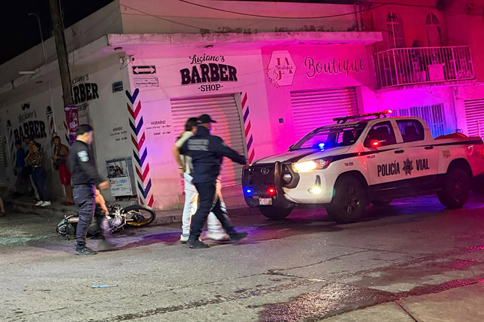 Unidades de emergencia y patrullas custodiando una vialidad urbana tras un percance vial.