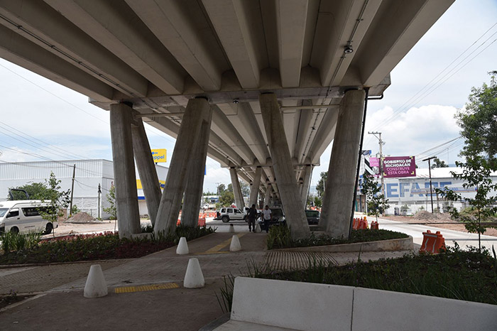 Estructura del paso superior ferroviario Independencia y trabajos finales en la zona de Policía y Tránsito en Morelia, Michoacán.