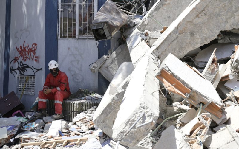 Labores de rescate y evaluación de daños tras el fuerte terremoto de magnitud 7.4 en Colombia.