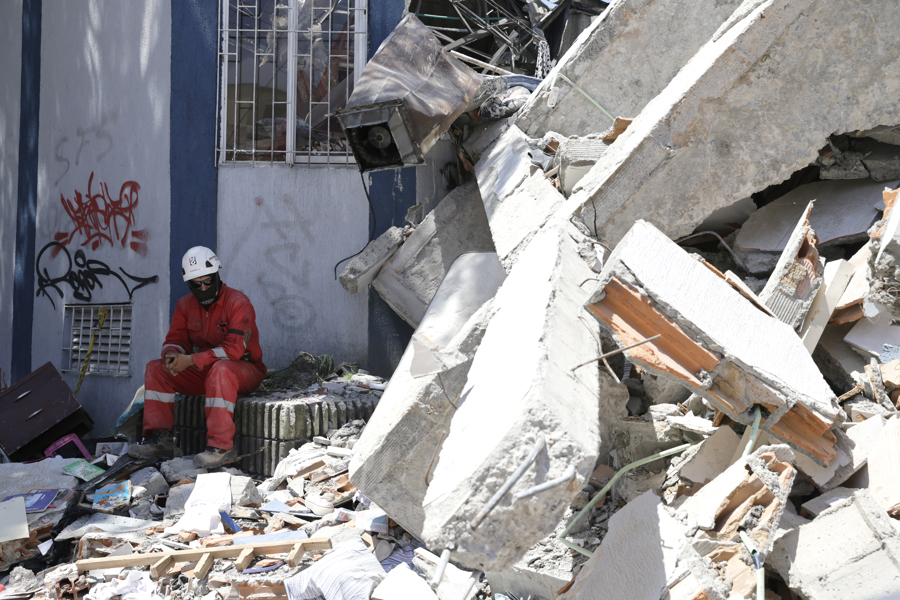 Labores de rescate y evaluación de daños tras el fuerte terremoto de magnitud 7.4 en Colombia.