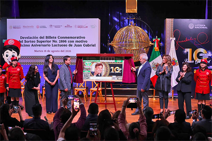 Presentación del billete de la Lotería Nacional en honor a Juan Gabriel en Michoacán.