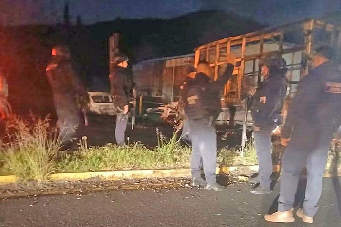 Unidades policiales y zona de carretera bloqueada en Michoacán.